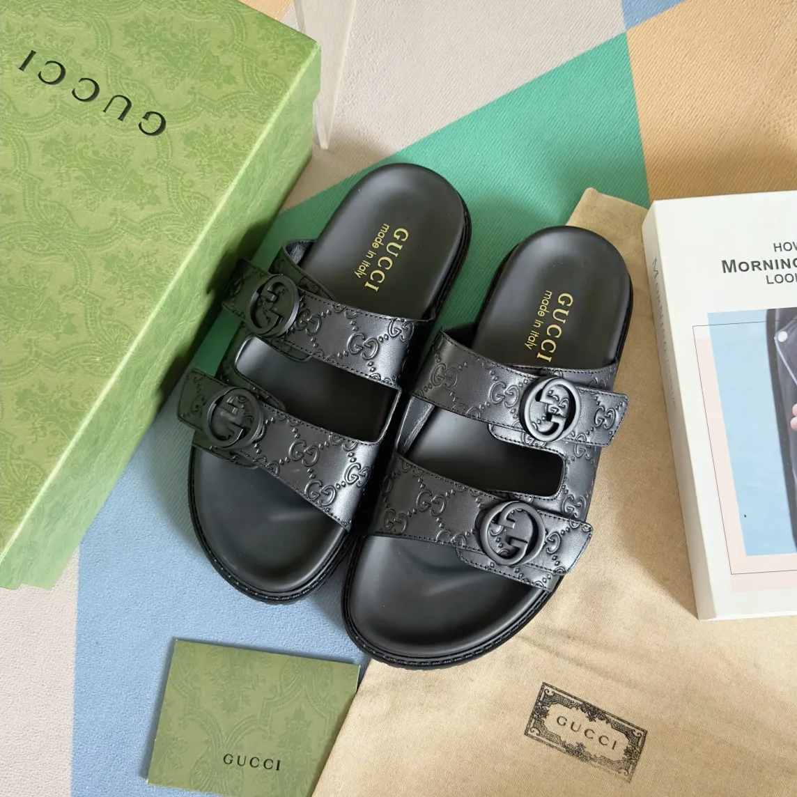 [G Home] Men's Men's Shoes💰: 300💰Size: 38-45 🆕2024Gucci Gucci Summer New Style Double G Presbyopia Flip-flops Cross Sandals Thick Sole Slippers Beach Shoes Original Purchase and Development Production G family's 2024 new summer dark horse items, fashion bloggers at home and abroad have put on the show, and it has become popular on social platforms at home and abroad. Fashionistas must pay for it, and they spend a lot of money to create ingenious craftsmanship and accurately restore every detail. Exquisite packaging at the delivery counter🛍📦 ▪️ Fabric: Original imported double G presbyopic leather ▪️ Lining: Original imported leather ▪️ Sole: Original open molded T men's shoes 💰U outsole ▪️ Bottom thickness: 3CM